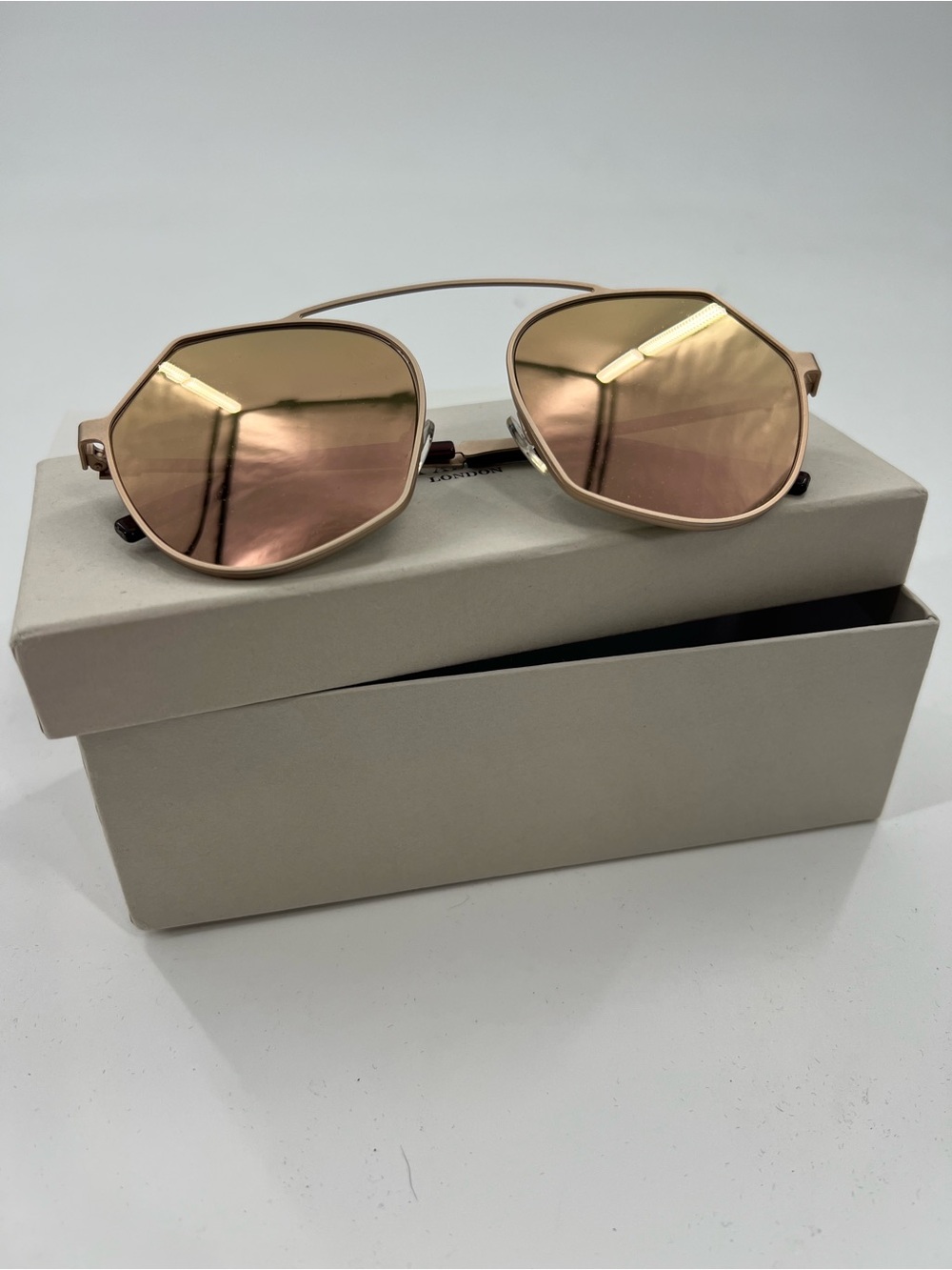 Sienna Alexander Belgravia sunglasses and Case Rose Gold - Picture 4 of 6